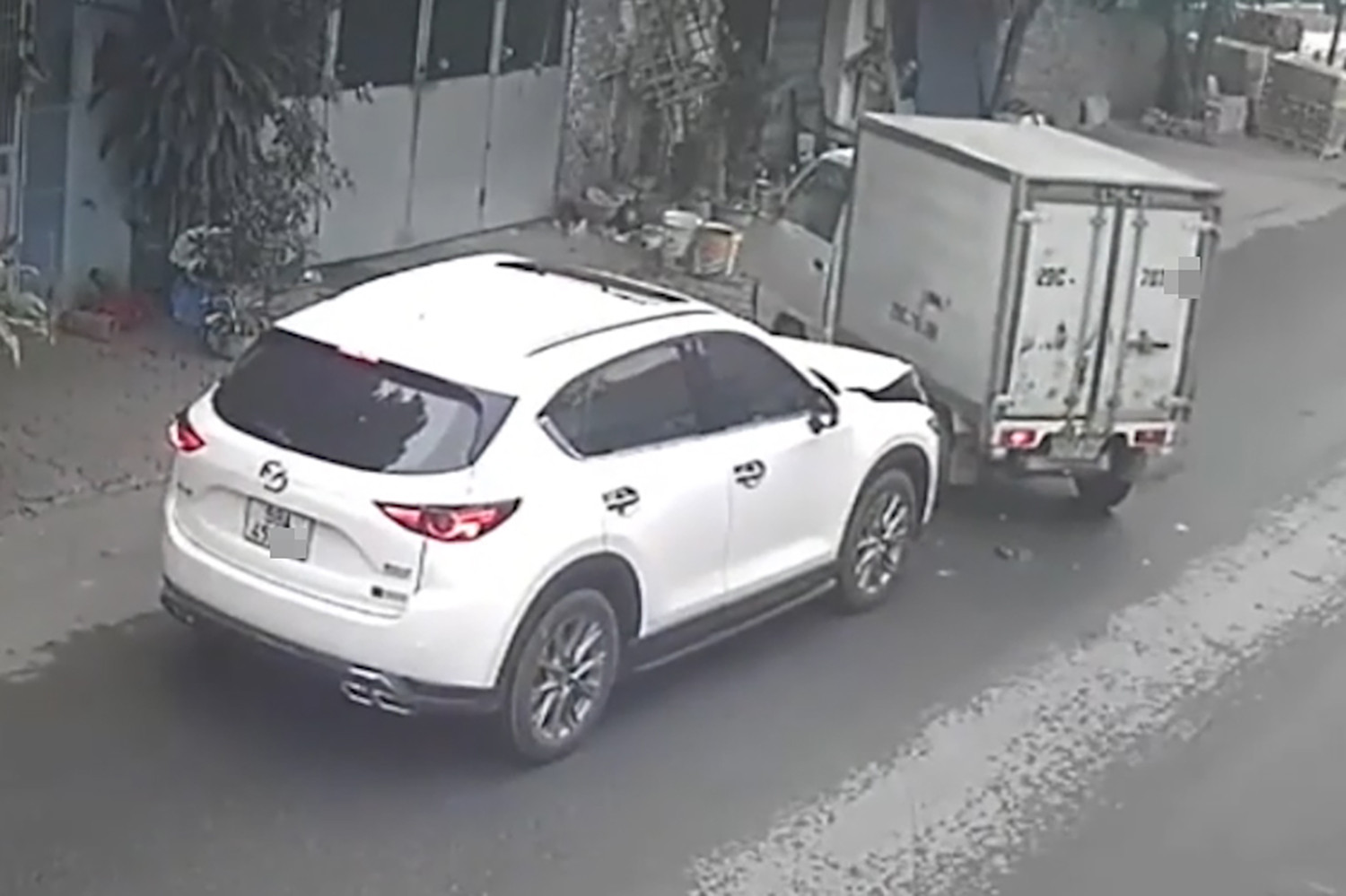 Vì tránh bé trai sang đường bất cẩn, hai ô tô xảy ra va chạm (Ảnh chụp mành hình)