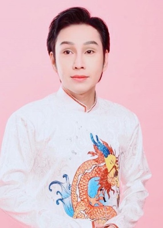 Vũ Luân giống nghệ sĩ Vũ Linh từ gương mặt đến dáng dấp, tướng đi, cách hát và diễn xuất. Bởi vậy, Vũ Luân được Vũ Linh nhận làm con nuôi, dạy dỗ và nâng đỡ vào nghề. Ảnh: FBNV.