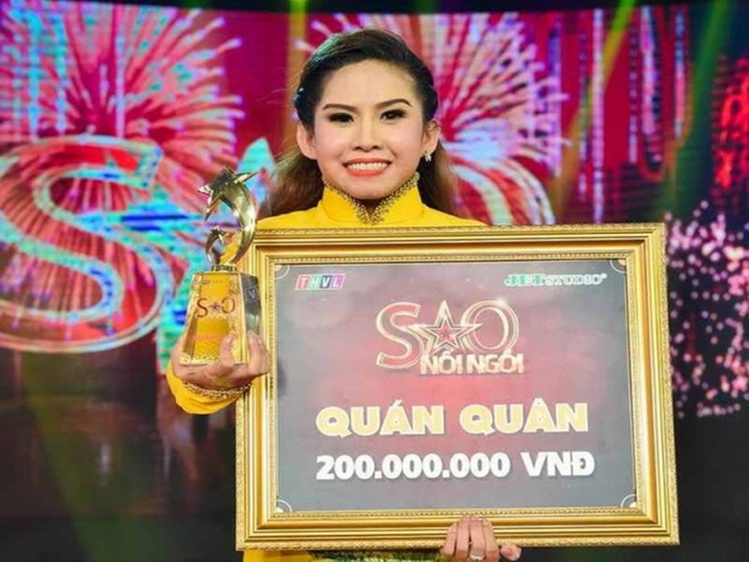 Bình Tinh sinh năm 1987, là con gái của nam nghệ sĩ Đức Lợi và nữ soạn giả Bạch Mai. Cô theo nghiệp cải lương. Tên tuổi của Bình Tinh chỉ thực sự gây chú ý khi cô trở thành quán quân chương trình Sao nối ngôi 2016. Ảnh: Petrotimes.