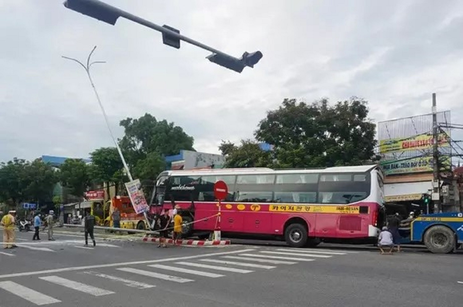 Hiện trường vụ tai nạn tại đường Tôn Đức Thắng (Đà Nẵng)