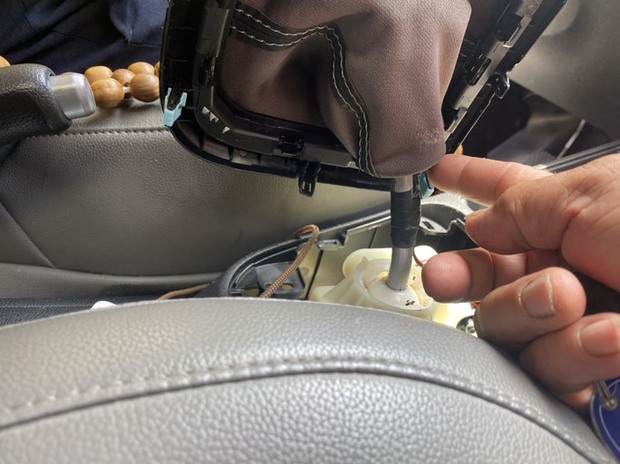 Công tắc phụ gắn dưới cần lái xe giúp tiền cước taxi tăng nhiều lần so với thực tế