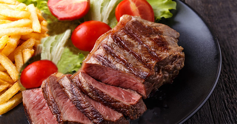 Thịt đỏ có thể liên quan tới nguy cơ mắc ung thư đại trực tràng. Ảnh minh họa: Bottomline