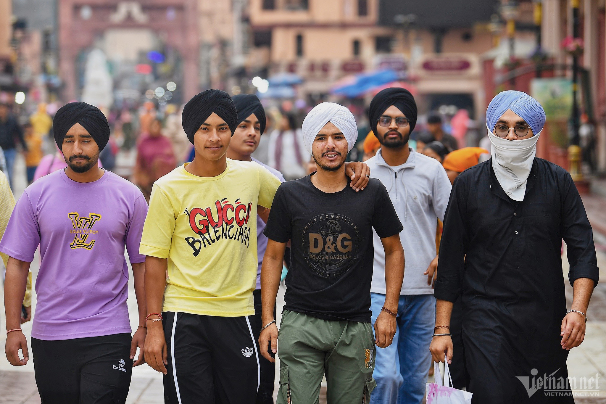 Ở các hướng vào đền, du khách đều phải đi qua các khu chợ sầm uất, rất đông người. Có 4 lối đi ở 4 hướng, biểu tượng cho thấy công trình này luôn chào đón bất cứ du khách nào tới tham quan. Tuy nhiên, người thăm đền phải tuyệt đối tuân thủ các quy định của đạo Sikh và không được phép có hành vi thiếu tôn trọng.