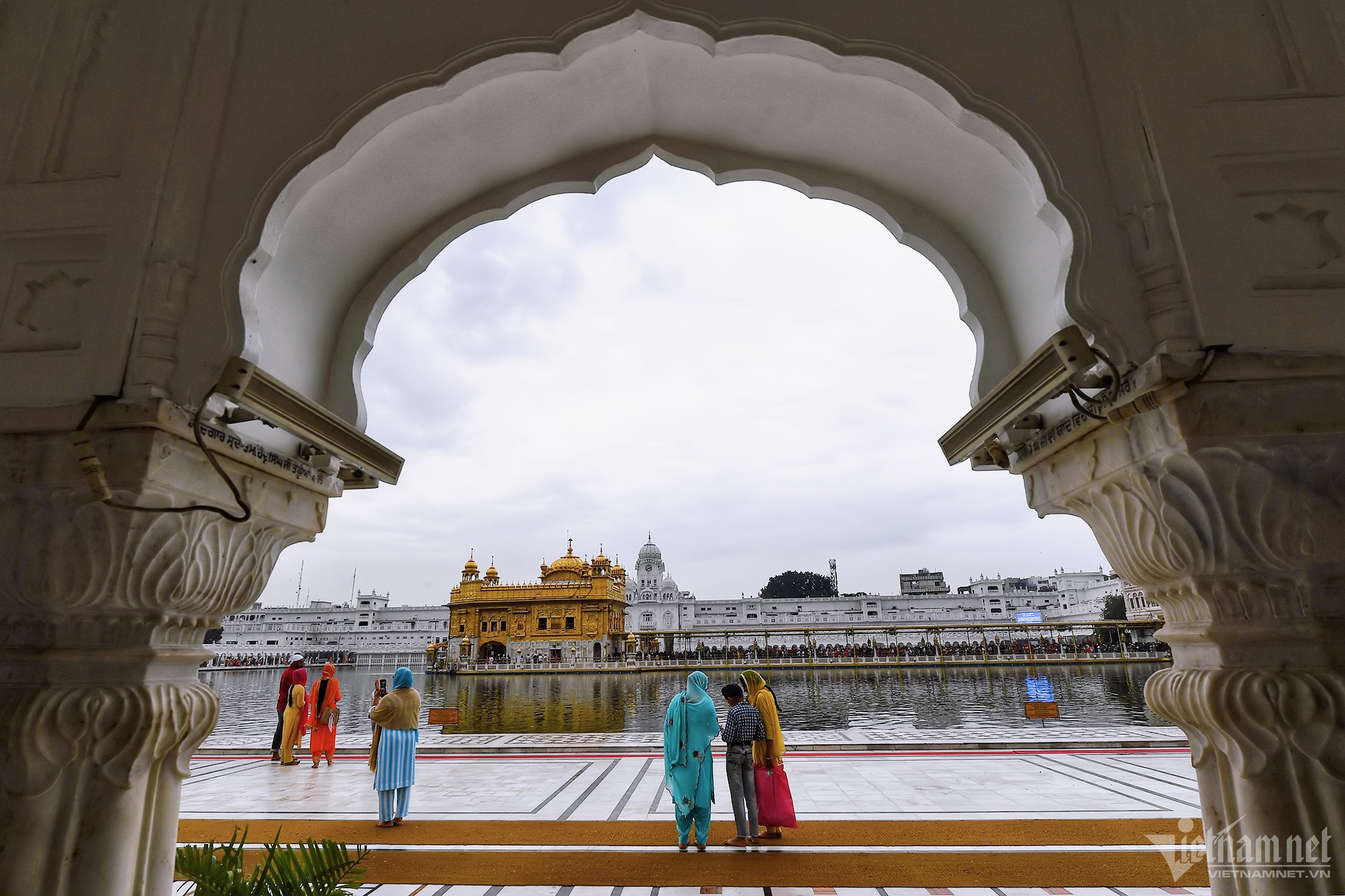 Đền chính là một toà nhà 2 tầng dát đầy vàng lá và đá quý bên trong. Sàn nhà lát đá cẩm thạch được chạm khắc tinh xảo, trong khi tường và trần được bao phủ hoàn toàn bởi đá và kim loại quý. 