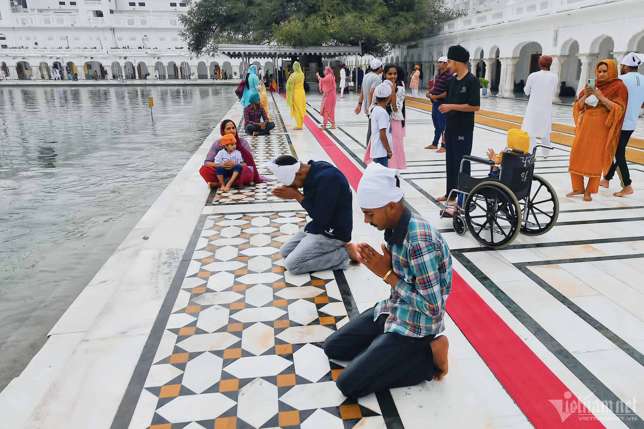 Ngôi đền hoạt động như một cơ quan tự quản với một ủy ban quản lý, những người giám sát, đội tình nguyện… Người dân nơi đây tuân thủ nghiêm ngặt các nghi lễ hàng ngày, mở cửa miễn phí phục vụ du khách không kể ngày đêm, chỉ trừ 4 tiếng dọn dẹp điện thờ.