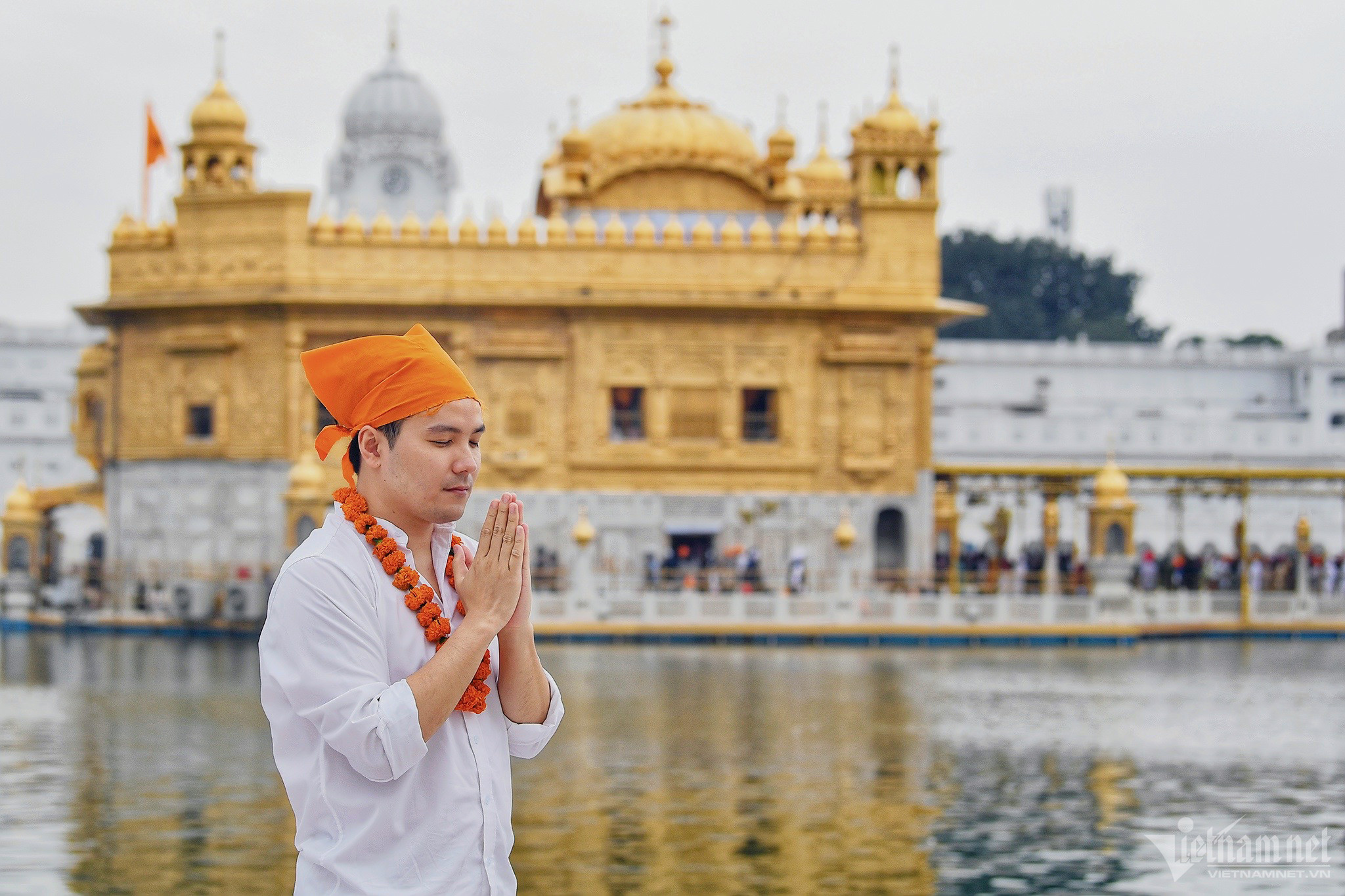 Do thời gian tham quan có hạn, không thể vào được bên trong, anh Bảo Anh - một du khách người Việt Nam đứng chắp tay thành kính phía ngoài tương đối xa ngôi đền. 