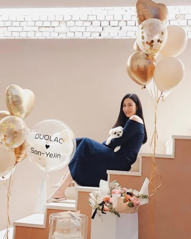 Hơn nửa năm qua, người đẹp gần như không lộ diện ở showbiz. Hồi tháng 4 năm nay, Son Ye Jin bất ngờ xuất hiện chớp nhoáng để ghi hình quảng cáo cho 1 thương hiệu nhưng sau đó cô lại lui về 