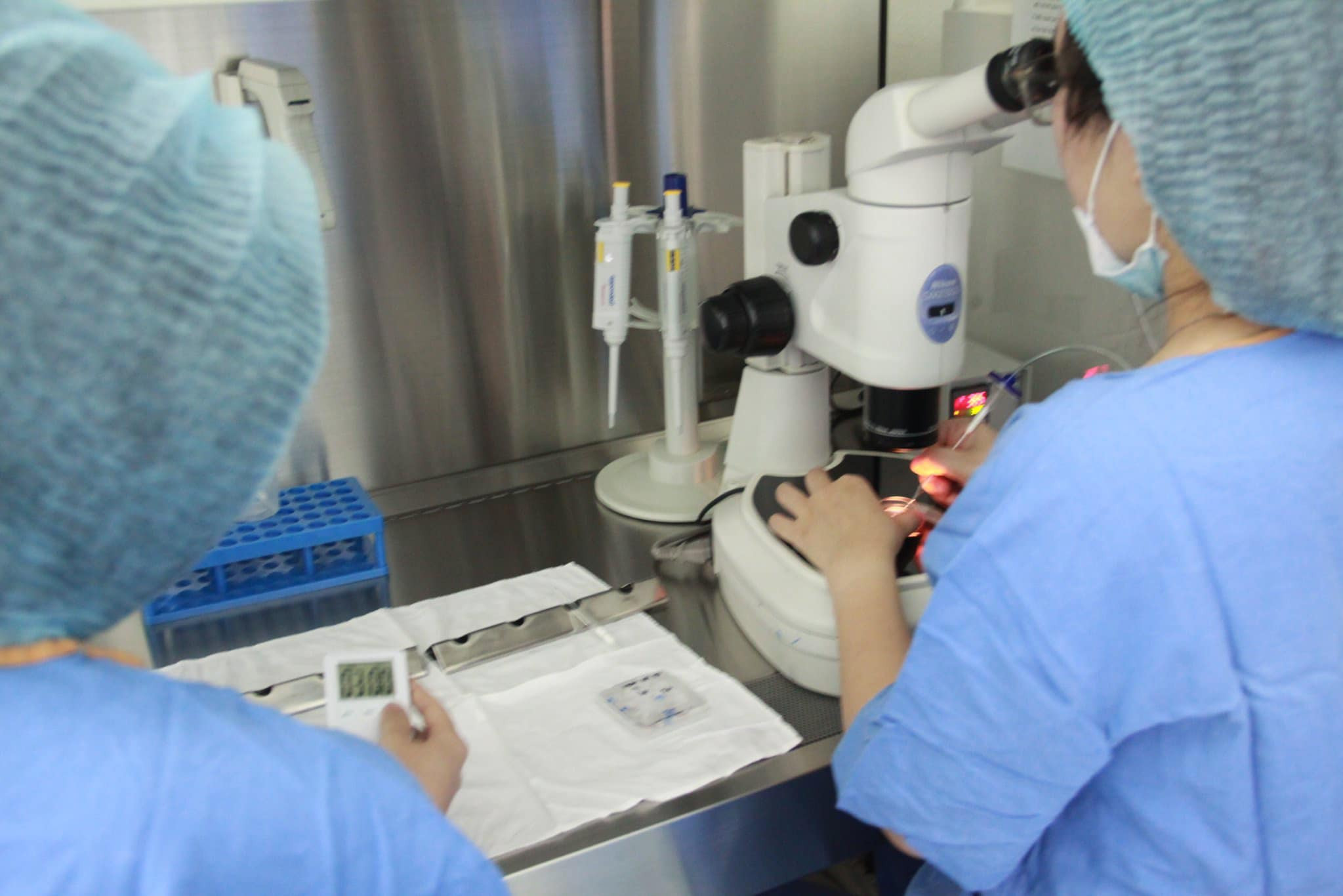 Một cặp vợ chồng không phải làm một lần IVF có thể thành công ngay. Ảnh: Phương Thúy. 