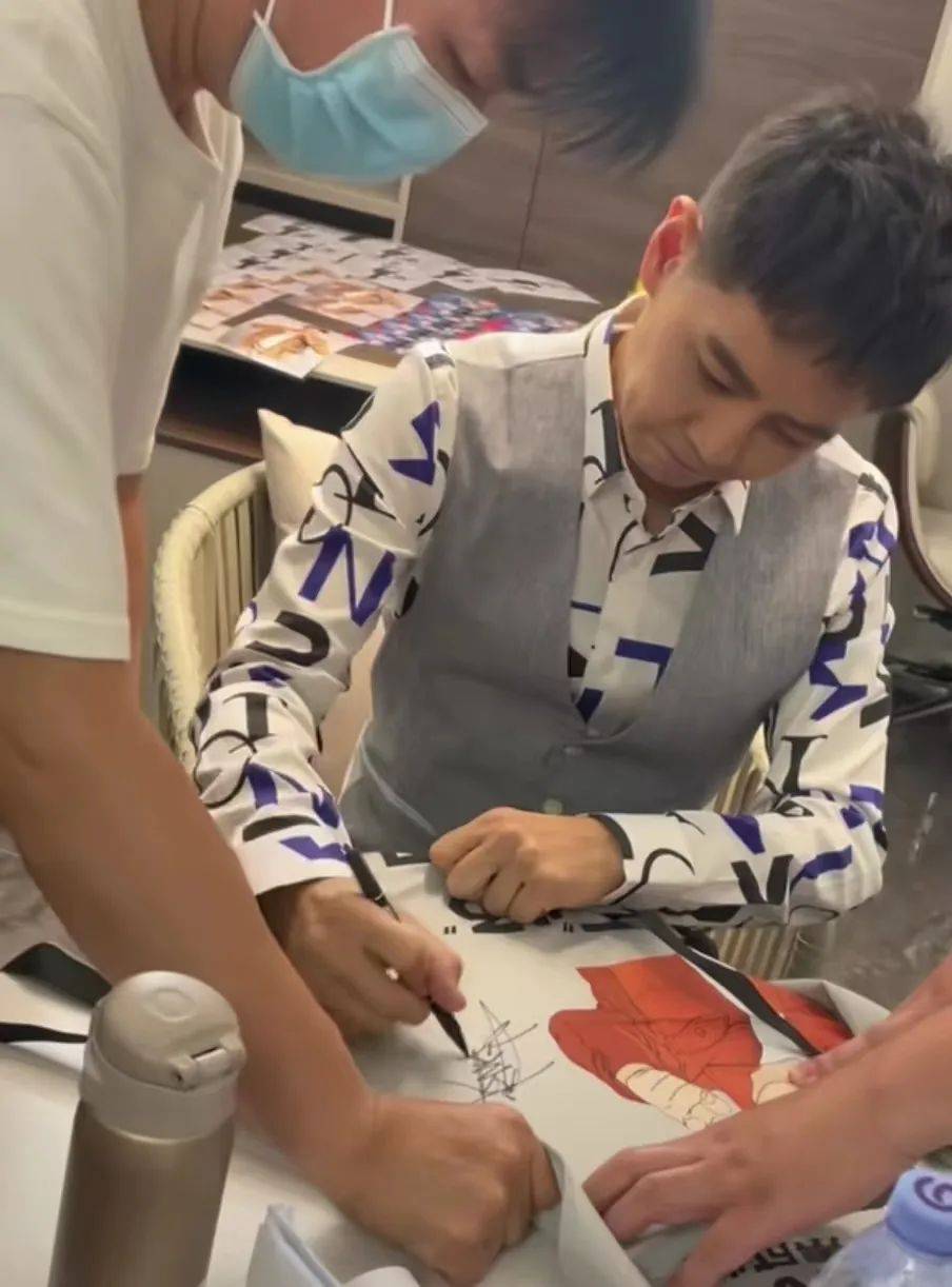 Lâm Chí Dĩnh gặp khó khăn khi ký tặng người hâm mộ