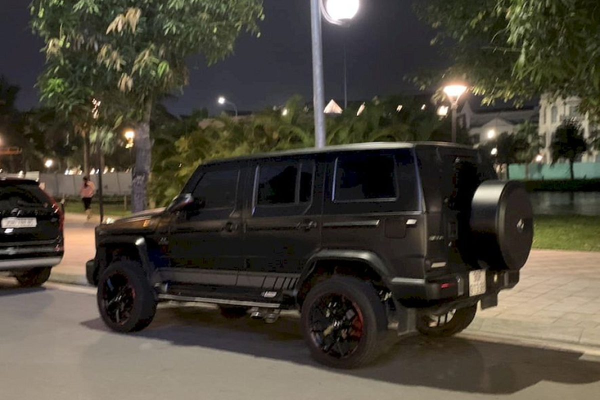 Cụ thể gần như toàn bộ ngoại thất gồm cản trước, đèn pha, lưới tản nhiệt, nắp capo, mâm xe,... được tạo hình lại hoàn toàn. Nếu nhìn thoáng qua, rất nhiều người sẽ lầm tưởng đây là một chiếc G63 