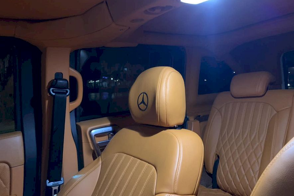 Về nội thất, chiếc BAIC BJ40 nhái Mercedes-AMG G63 được bọc lại toàn bộ không gian nội thất bao gồm ghế ngồi, táp-pi cửa, vô lăng sang màu cam đặc trưng của thương hiệu thời trang Hermes. Trong khi đó, khu vực mặt táp lô được bọc họa tiết giả vân carbon.