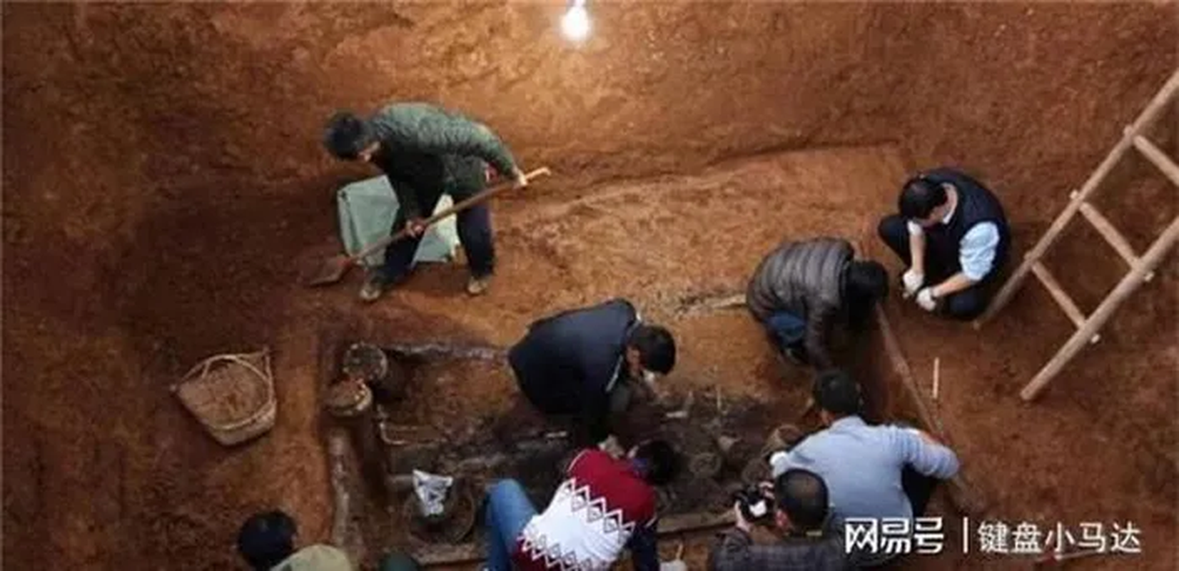 Trước khi khai quật mộ, những giả định và trăn trở đã nảy sinh trong tâm trí các nhà khảo cổ. Liệu mộ này có còn chứa đựng những báu vật, trang sức và bằng chứng về cuộc sống và vị thế của Dương Quý Phi? Đáp án là một sự ngạc nhiên đáng kinh ngạc. Khi quan tài của Dương Quý Phi được mở ra, chẳng ai có thể tin vào mắt mình.