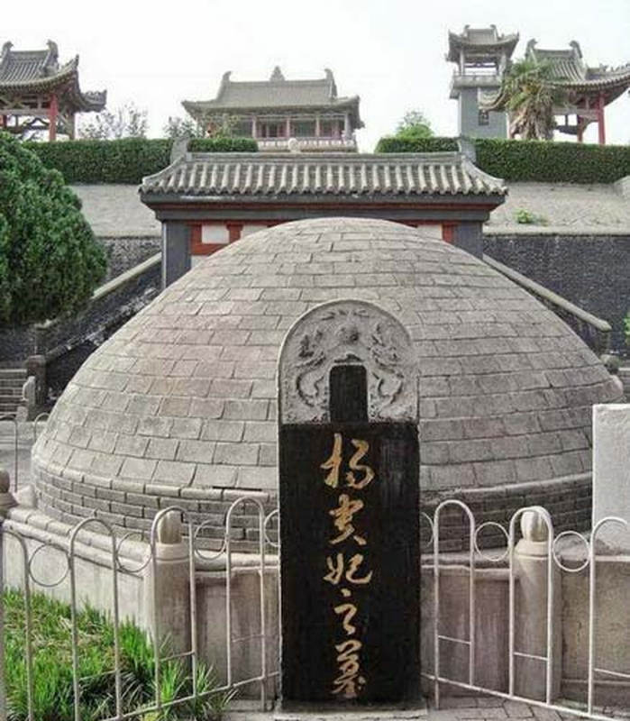 Điều này gợi lên hàng loạt giả thiết và câu hỏi. Liệu thi thể của Dương Quý Phi đã bị kẻ xấu đánh cắp? Hay có thể rằng cô không bao giờ được chôn cất tại đây? Từ đó, một cuộc tranh luận gay gắt đã bùng lên trong giới khảo cổ Trung Quốc.