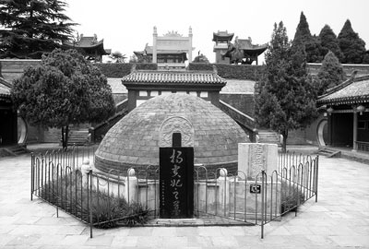 Có những nhà sử học tìm thấy lý thuyết mới, phủ nhận những lời đồn đại từ dân gian. Họ cho rằng Dương Quý Phi không chết trong loạn, mà đã chạy trốn sang Nhật Bản và sống còn lại cuộc đời ở đó. Tuy nhiên, không có bằng chứng cụ thể nào chứng minh điều này. Sự mất tích của thi thể đại mỹ nhân này vẫn là một bí ẩn lịch sử không thể có lời giải đáp chính xác.