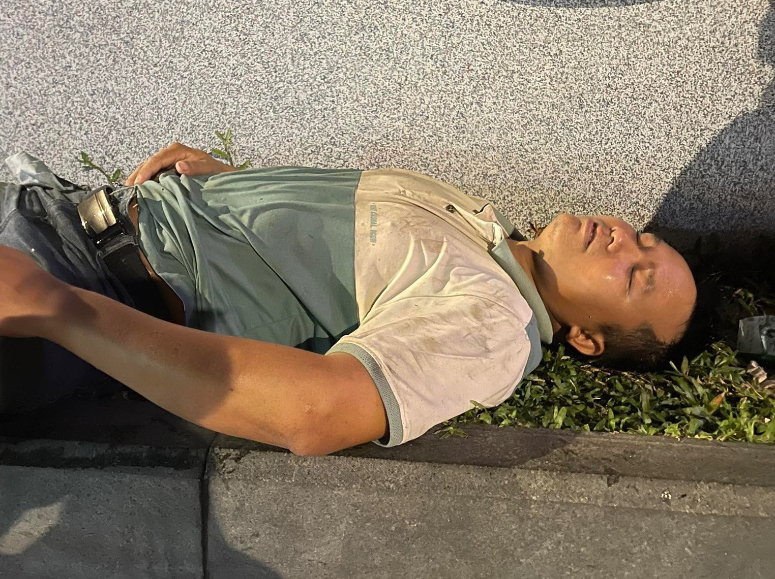 Anh Nguyễn Văn Hảo mệt lả sau khi cứu người bị đuối nước. (Ảnh: Người dân cung cấp)