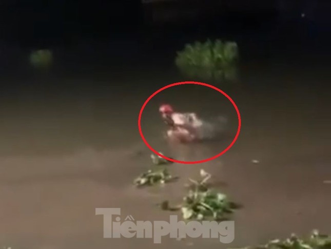 Hình ảnh nạn nhân chới với dưới nước được cứu sống
