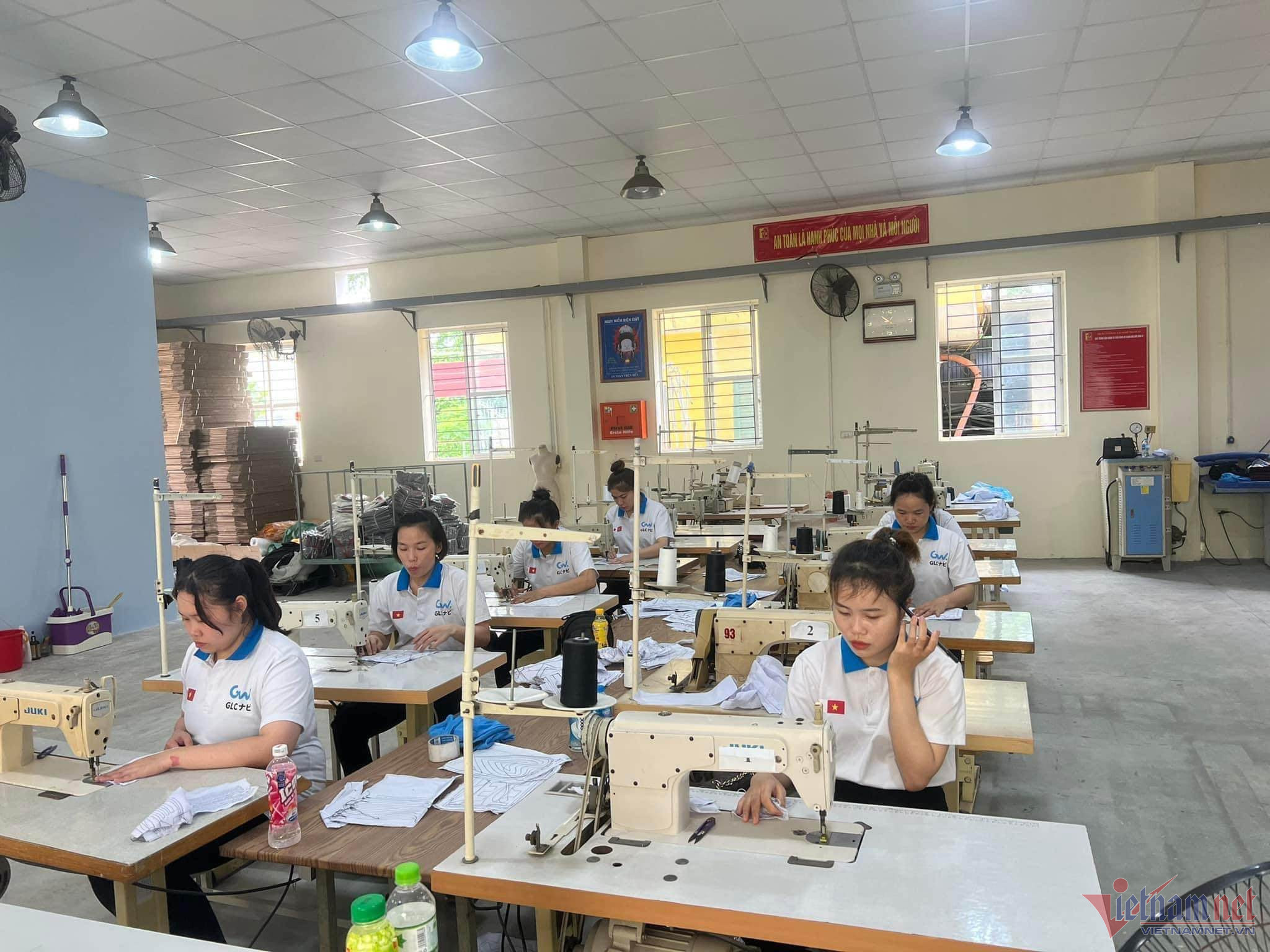 Với học sinh học lực tốt, khi đứng trước chọn lựa từ bỏ đại học để đi XKLĐ, các em nên cân nhắc về những rủi ro, đánh đổi.