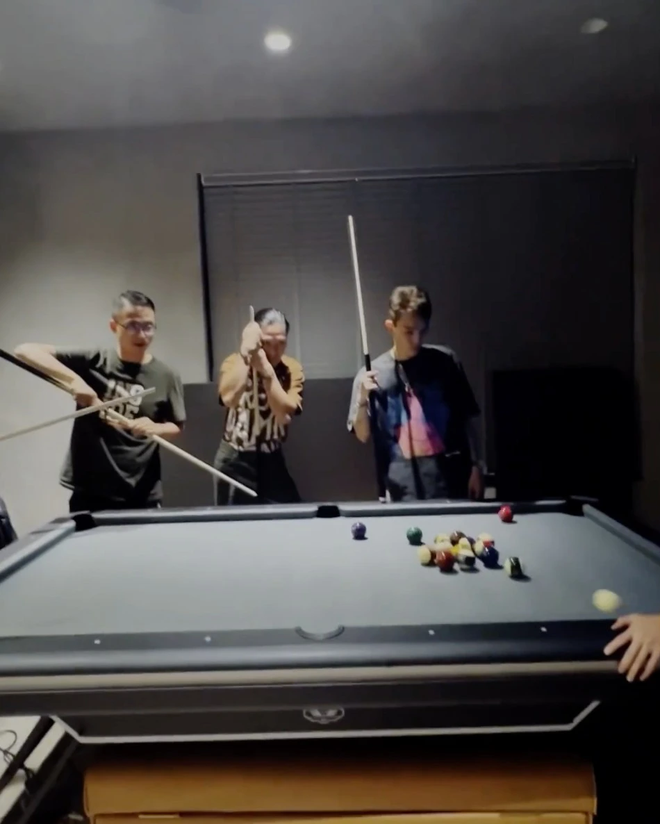 Phòng họp và phòng giải trí với bàn bi-a