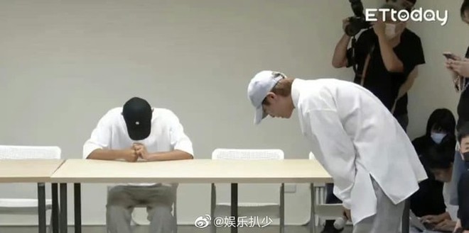 Viêm Á Luân cúi đầu xin lỗi trong buổi họp báo.