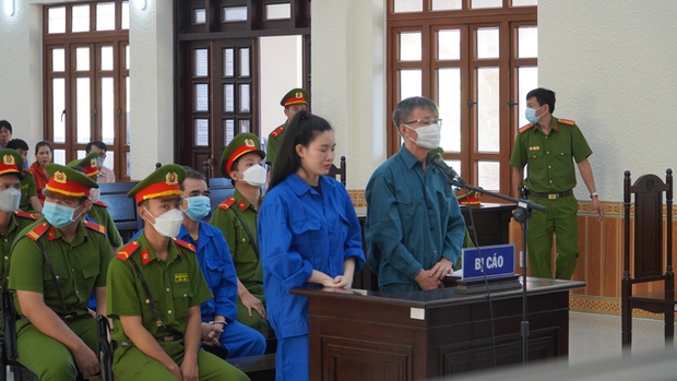 Hai bị cáo nghe HĐXX tuyên án. Ảnh: ĐP