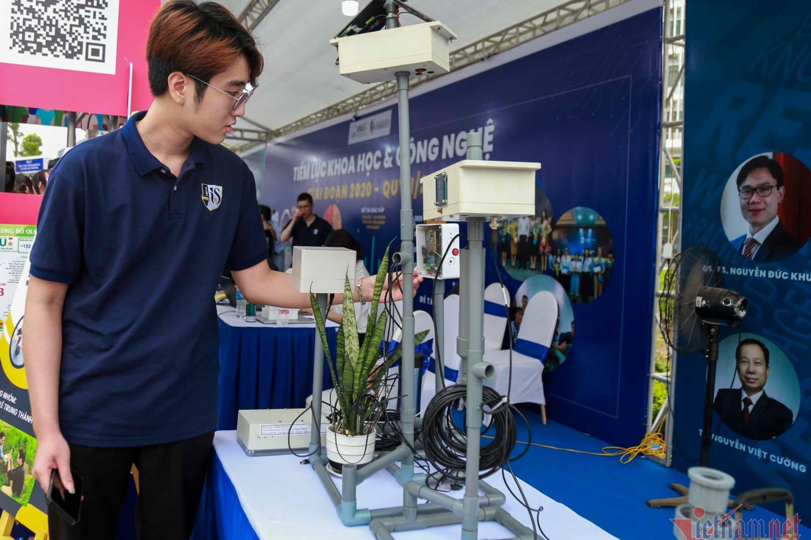 Sinh viên Trường ĐH Quốc gia Hà Nội tham quan một gian hàng tại ngày hội việc làm. Ảnh: Bảo Khánh