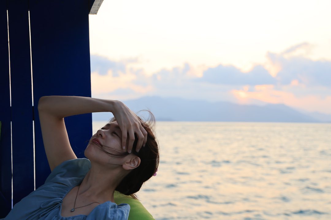 Jung So Min đắm mình vào khoảnh khắc nhẹ nhàng, nghiêng mình đón gió nhẹ ở bờ biển. Hình ảnh này nhanh chóng gây sốt trên mạng xã hội Việt vì đẹp như poster phim