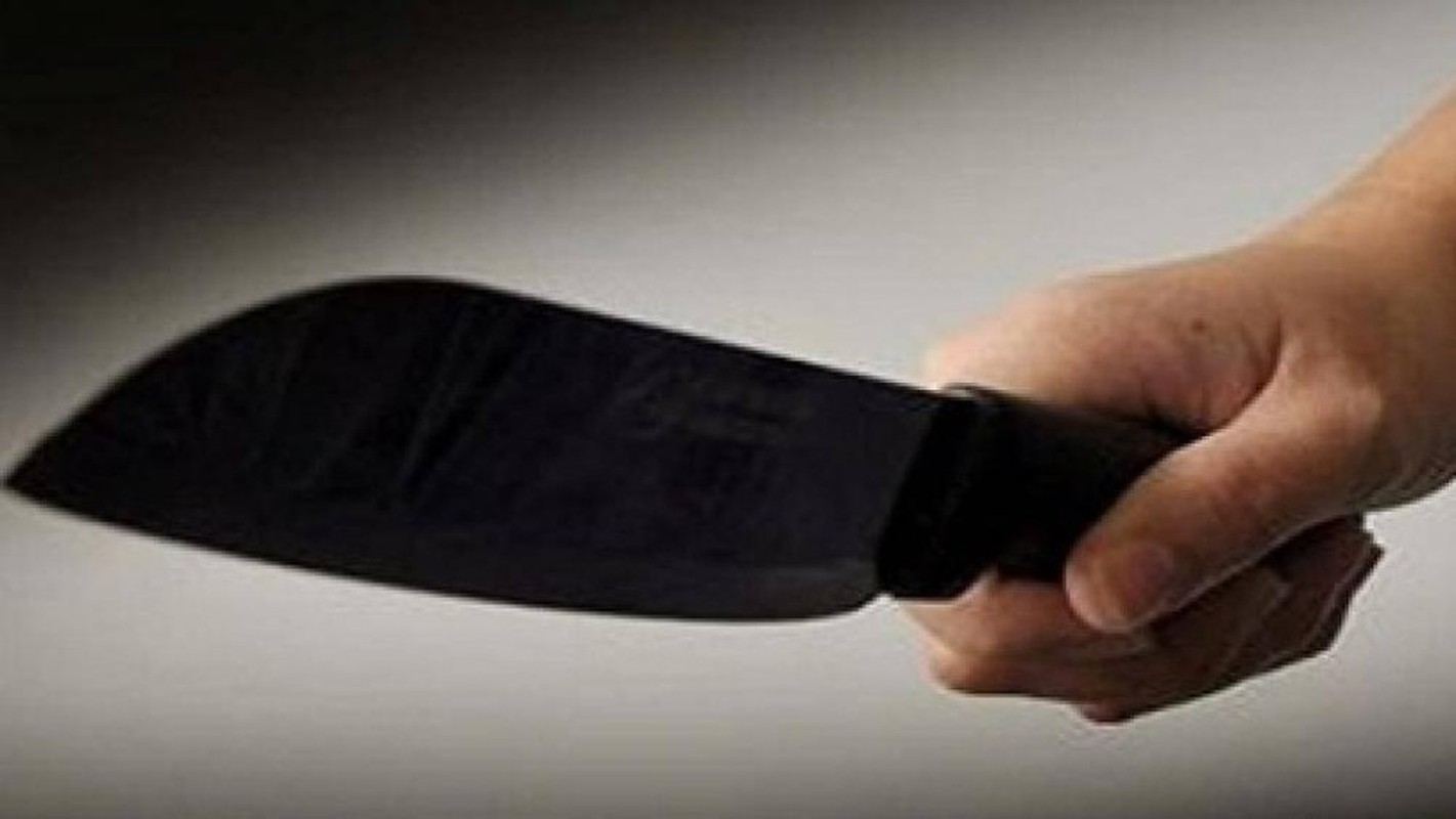 Tại cơ quan điều tra, Duy, Thẩm khai nhận có mâu thuẫn với anh N nên bàn nhau tìm cách hại anh này. Tối 30/1/2020, Duy và Thẩm theo dõi anh N. Đêm cùng ngày, phát hiện anh N đi xe máy một mình ra khỏi nhà trọ, hai đối tượng liền bám theo. Thấy anh N dừng xe ở trước cửa quán karaoke tại thị trấn Bích Động, Duy và Thẩm lập tức áp sát. Thẩm ngồi phía sau dùng dao chém một nhát vào lưng anh N khiến nạn nhân tử vong. (Ảnh minh họa, nguồn Internet)