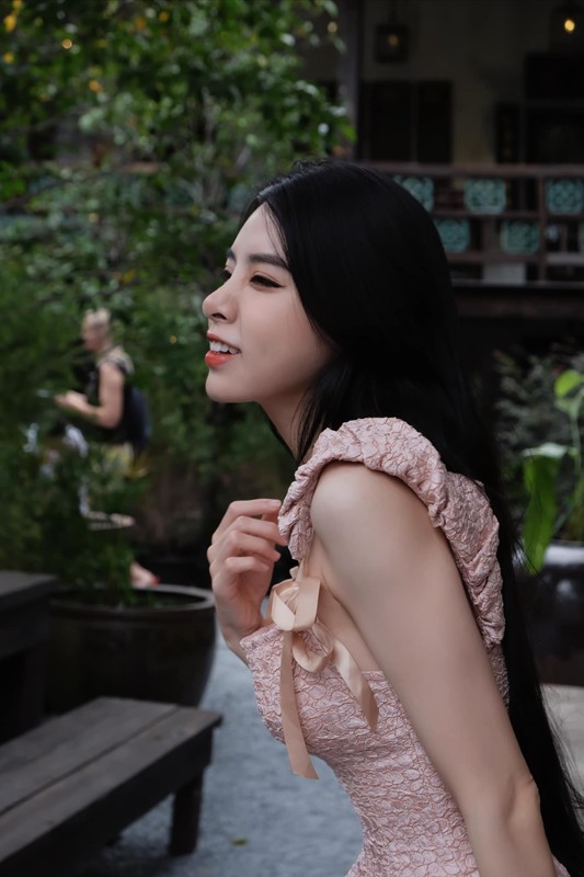 Loạt ảnh trước và sau khi giảm cân thành công của Bích Hạnh được một trang báo đăng tải với những dòng ca ngợi: 