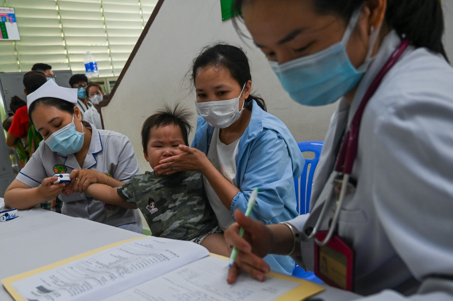 Trẻ mắc tay chân miệng nặng chuyển lên TP.HCM điều trị. Ảnh: Nguyễn Huế.