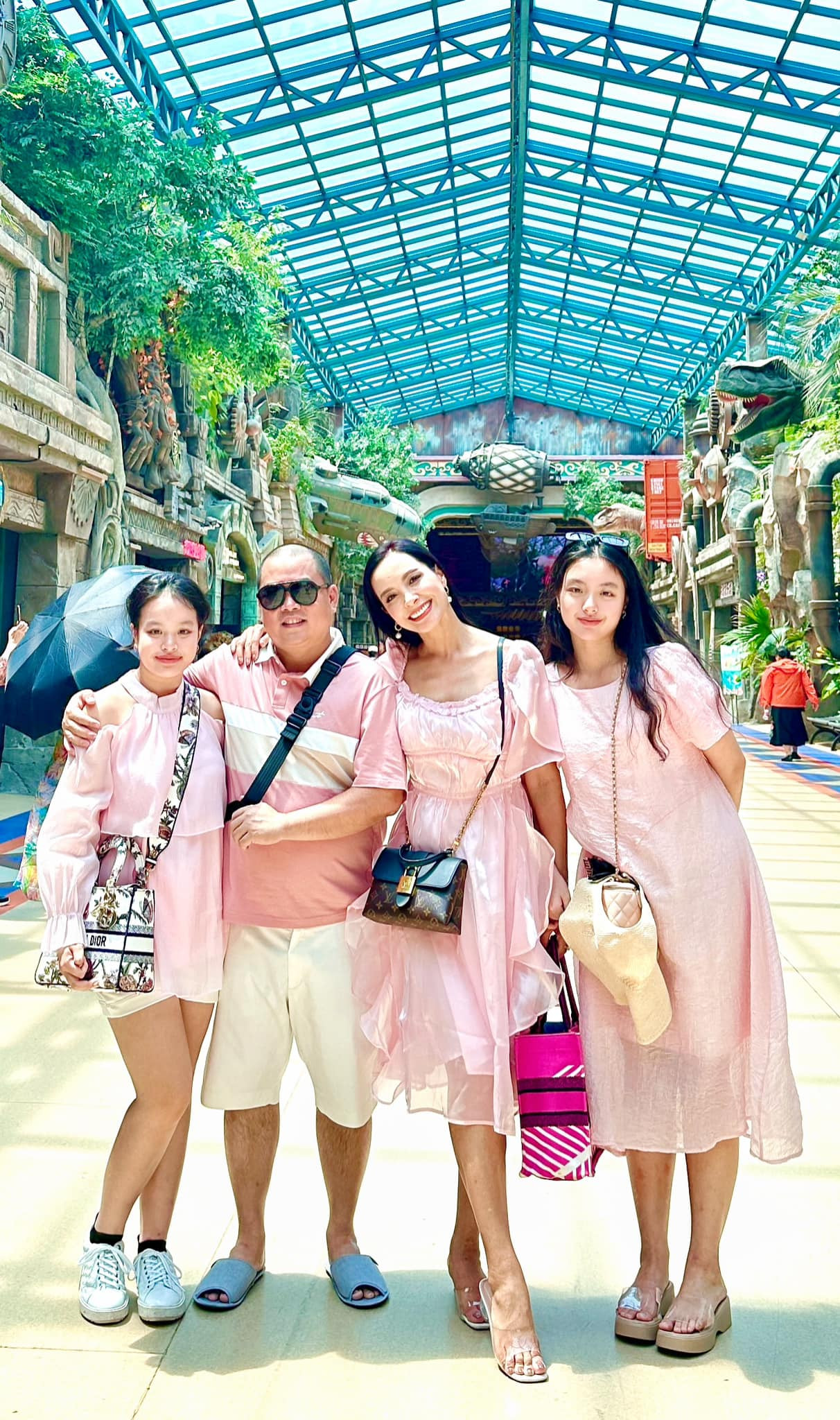 Thúy Hạnh thường xuyên chia sẻ khoảnh khắc hạnh phúc bên chồng con. Hai con gái cựu siêu mẫu ngày càng xinh đẹp, đáng yêu.