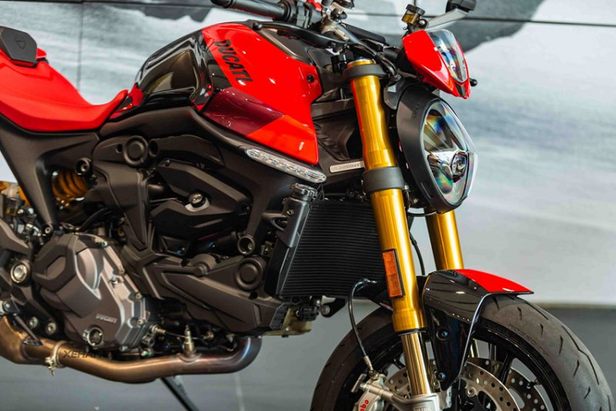 Mẫu xe môtô Ducati Monster SP 2023 nổi bật với lớp sơn phối hai màu đỏ/đen, lấy cảm hứng từ những chiếc xe đua MotoGP của đội Ducati. Xe được trang bị giảm xóc trước Öhlins NIX30 đường kính 30mm và giảm xóc sau lò xo trụ đơn Öhlins dòng STX 36 Supersport có thể điều chỉnh độ cao của yên xe.