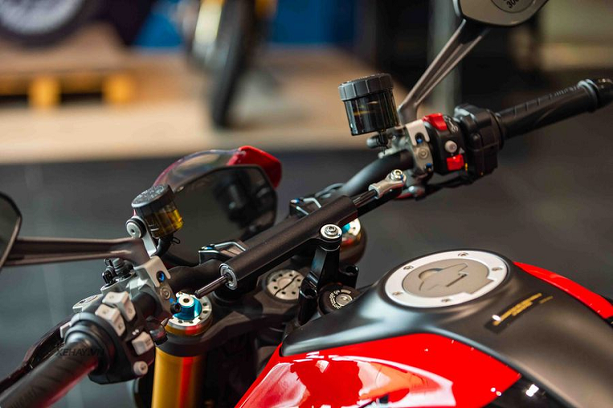 Cụm phanh trước là sự kết hợp giữa kẹp phanh Brembo Stylema cùng đĩa phanh kép 320 mm, trang bị này có khối lượng giảm 0,5 kg so với Monster tiêu chuẩn.
