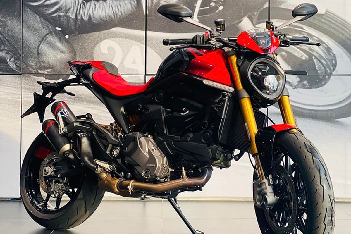 Mức giá xe Ducati Monster SP 2023 có mức bán ra từ 15.595 USD (362 triệu đồng) tại thị trường châu Âu. Trong khi đó, Monster bản tiêu chuẩn được bán chính hãng ở Việt Nam với giá 440 triệu đồng.