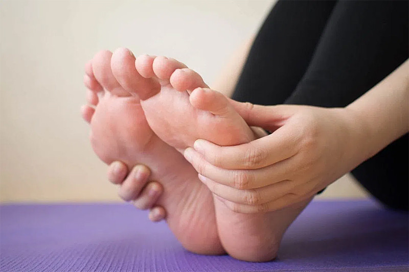 Chân tê bì là dấu hiệu phổ biến ở nhiều bệnh nhân tiểu đường. Ảnh minh họa: Dvpainandspine