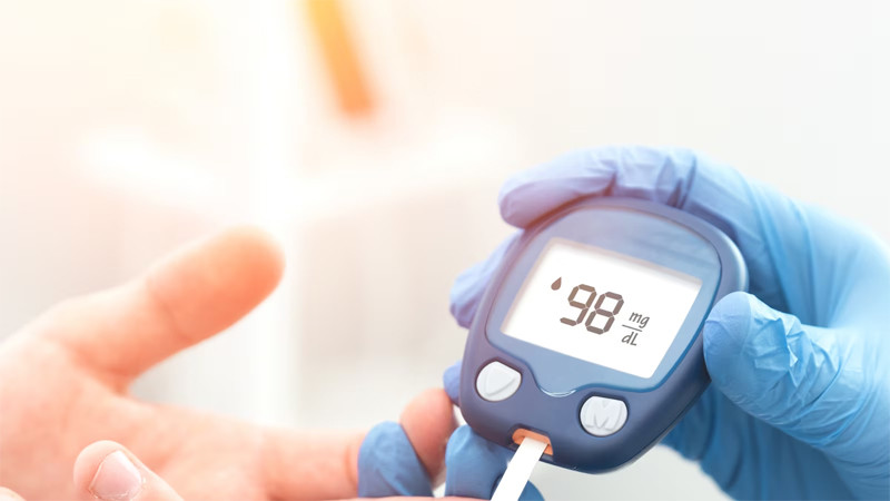 Ngoài theo dõi triệu chứng, người có nguy cơ nên đo chỉ số đường huyết định kỳ. Ảnh minh họa: News18