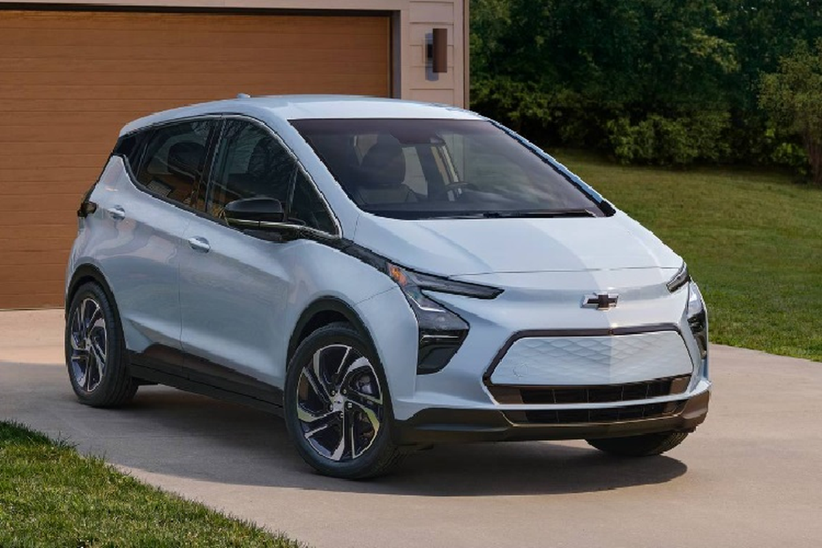 Từ giờ đến cuối năm, General Motors sẽ ngừng sản xuất Chevrolet Bolt EV. Đây vốn là dòng xe điện giá rẻ được nhiều người ưa chuộng tại Mỹ, nhưng hãng vẫn gặp khó khăn trong việc duy trì kinh doanh mẫu xe này. Tuy nhiên, công ty sẽ vẫn tiếp tục theo đuổi sản xuất xe điện bằng mẫu Chevrolet Equinox dự kiến sẽ diễn ra vào cuối năm nay.