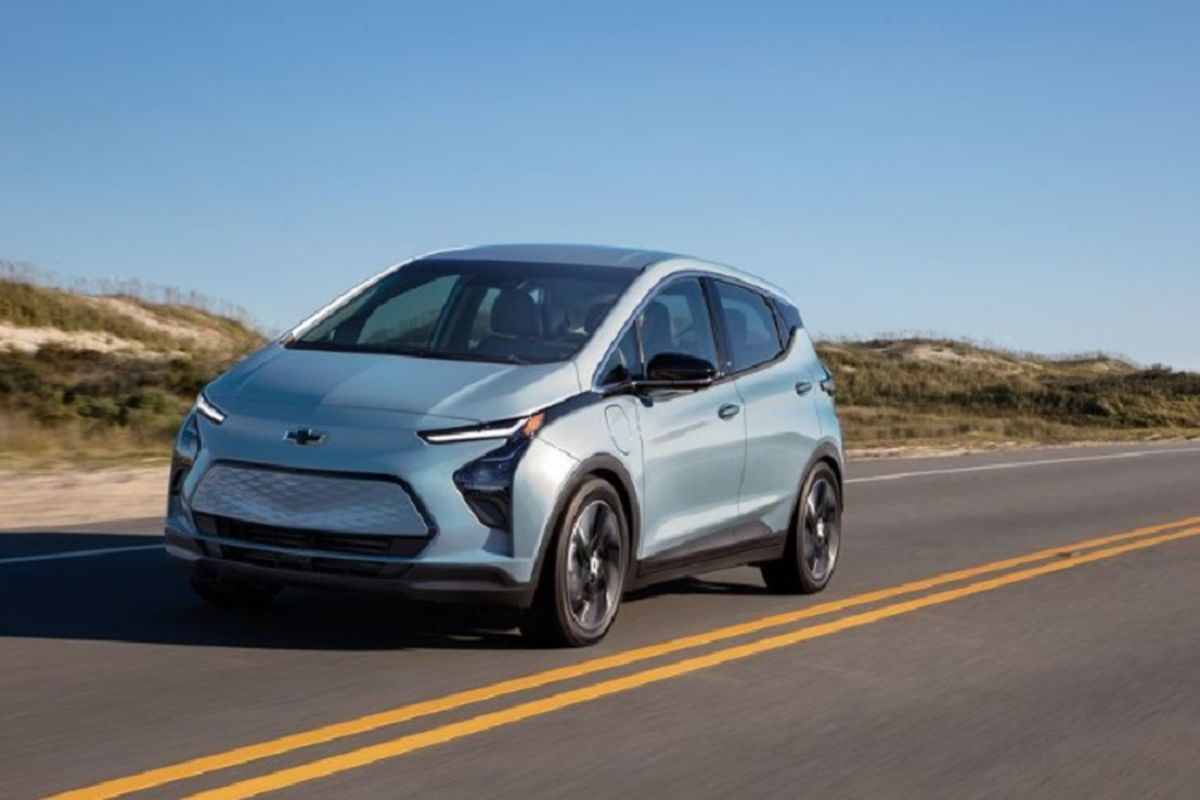 Hãng xe General Motors là một trong những nhà sản xuất ôtô lớn nhất thế giới cho biết, nếu bán ôtô điện trong khoảng giá 30.000 - 40.000 USD (khoảng từ 705 - 941 triệu đồng) thì sẽ không có lãi vào lúc này. Hãng xe Mỹ cho rằng, việc giảm giá các mẫu xe điện không phải là chiến lược thông minh nhất để tìm kiếm lợi nhuận. Yếu tố cốt lõi tác động đến lợi nhuận là giá thành của pin. Phạm vi hoạt động của xe càng lớn thì giá thành càng đắt đỏ.