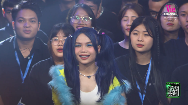 Liu Grace ở dưới cổ vũ nhiệt tình cho Minh Lai