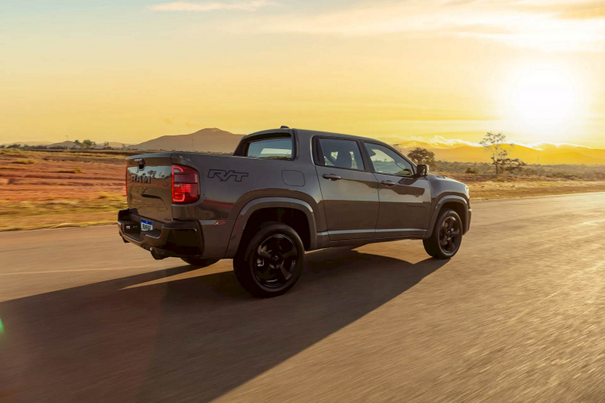 Rampage dùng nền tảng khung gầm liền khối, với hệ thống treo gồm thanh giằng MacPherson ở phía trước và đa liên kết ở phía sau. Bản R/T thể thao có lò xo và giảm xóc được chỉnh cứng hơn, thấp hơn 10 mm so với các bản còn lại và dùng mâm hợp kim 19 inch bọc trong lốp 235/55R19.