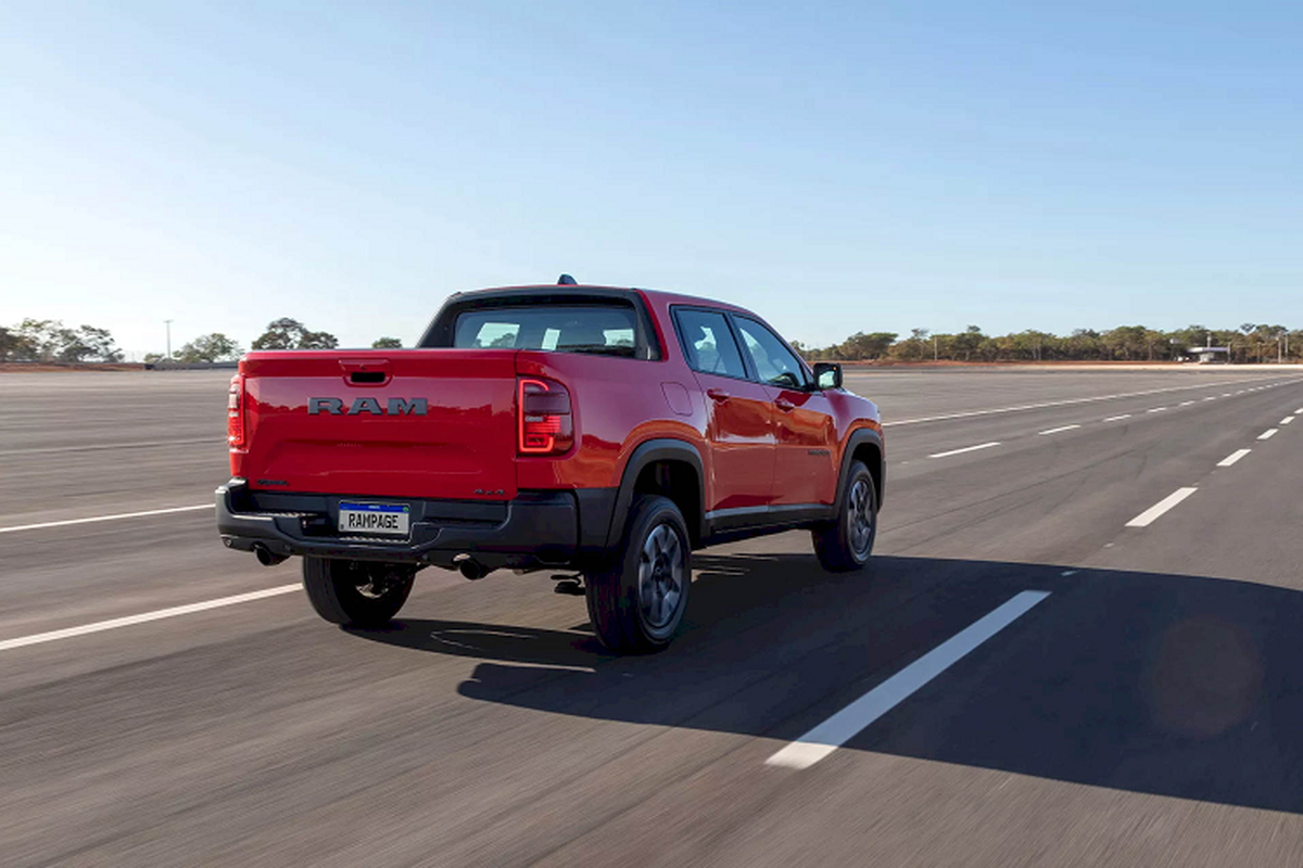Xe bán tải Ram Rampage có kiểu thân cabin kép, kích thước dài 5.028 mm, rộng 1.886 mm và cao 1.780 mm với chiều dài cơ sở đạt mức 2.994 mm. Những thông số này cho thấy Rampage ngắn hơn 44 mm so với Ford Maverick và ngắn hơn 342 mm so với Ford Ranger. Do đó, chiếc xe hoàn toàn mới này được phân loại là xe bán tải nhỏ gọn theo tiêu chuẩn Mỹ.