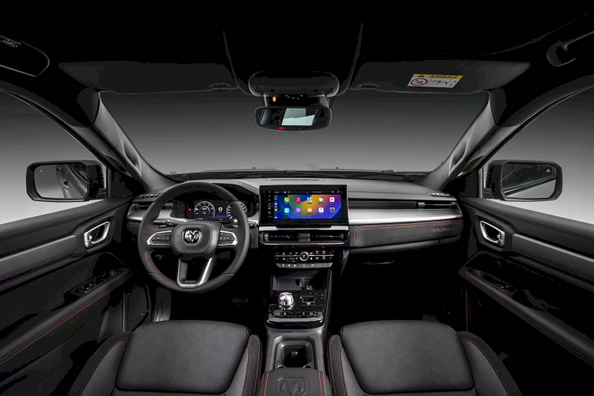 Kiểu dáng của Ram Rampage đã được tiết lộ trong các đoạn giới thiệu trước đó. Xe được thiết kế hoàn toàn bởi đội ngũ ở Nam Mỹ nhưng có nhận được ý kiến tư vấn từ các chuyên gia của Ram Bắc Mỹ để duy trì các đường nét mang tính đặc trưng của thương hiệu. Về tổng thể, chiếc bán tải thể hiện sự mạnh mẽ nhờ lưới tản nhiệt lớn, đèn chiếu sáng LED hiện đại, chắn bùn cơ bắp và tỷ lệ chắc chắn. Một điểm nổi bật là đồ họa cờ Mỹ trên đèn hậu LED, nhấn mạnh xuất xứ của xe.