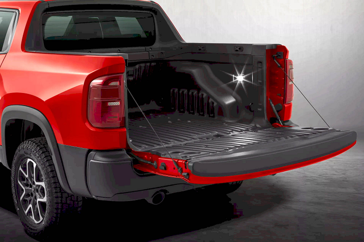 Bản Laramie sang trọng có nhiều tấm ốp nhựa chrome và đồng màu với thân xe. Bản Rebel đi theo hướng nổi loạn phá cách nên các miếng nhựa trên cản và vòm bánh xe đều không được sơn, lưới tản nhiệt cũng độc đáo. Bản R/T thể thao có các điểm nhấn và sọc đen bóng hầm hố hơn. Ngoài ra, chỉ riêng những bản xe dùng động cơ xăng được trang bị ống xả kép.