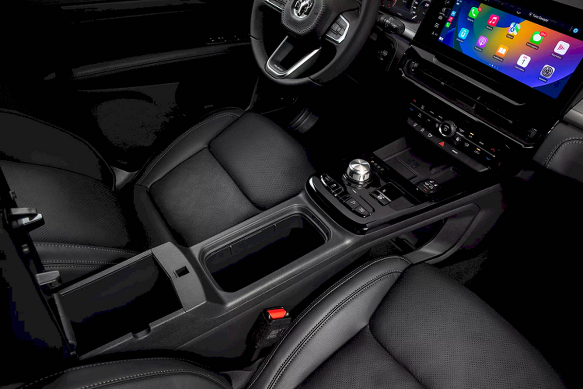 Thùng xe được phủ nhựa, có dung tích chứa đồ lên tới 980 lít. Trong cabin xe có sức chứa 35,4 lít. Rampage bản chạy xăng có tải trọng 750 kg còn bản dùng máy dầu diesel đạt 1.015 kg - cả hai đều lần lượt lơn hơn so với Maverick và Ranger của Ford.