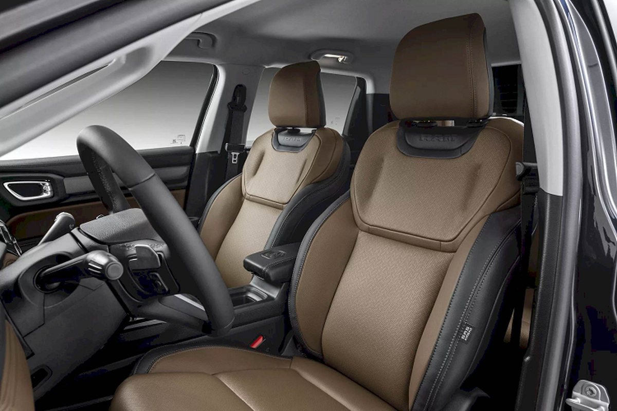 Bên trong, cách bố trí bảng điều khiển tương tự Jeep Compass và chỉ được làm khác đi ở tiểu tiết. Cụm đồng hồ kỹ thuật số 10,3 inch được kết hợp với màn hình cảm ứng 12,3 inch, hệ thống thông tin giải trí Uconnect hỗ trợ Android Auto và Apple CarPlay không dây. Có một phần riêng biệt dành cho điều khiển điều hòa, sạc không dây, tổng cộng 6 cổng USB và nhiều ngăn chứa đồ trên bảng điều khiển trung tâm.