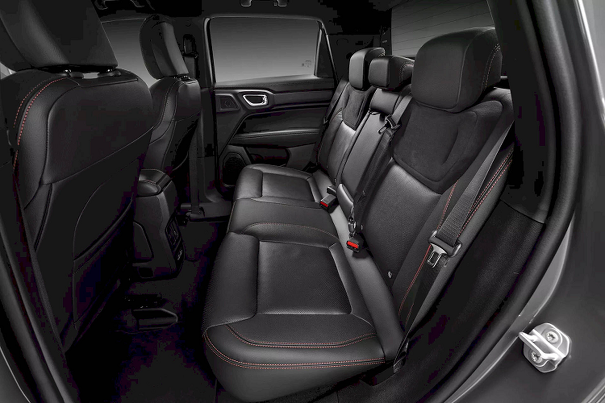 Ghế bọc da màu đen trên Rebel, da nâu trên Laramie và da lộn trên R/T, tất cả đều có ghế lái chỉnh điện. Các trang bị tùy chọn bao gồm hệ thống đèn viền nội thất và dàn âm thanh cao cấp Harman Kardon 10 loa. Về mặt an toàn, có 7 túi khí và nhiều công nghệ ADAS hỗ trợ chủ động bao gồm ga tự động thích ứng với chức năng Stop&Go.