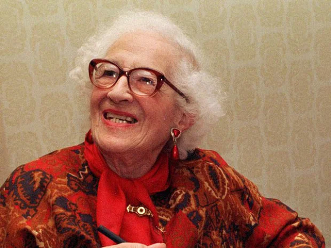 Millvina Dean vào năm 1912 là cô bé sơ sinh chỉ mới 2 tháng tuổi khi con tàu bị chìm. Bà đã được cứu sống khi được quấn trong một chiếc bao tải và hạ xuống một chiếc xuồng cứu sinh. Millvina là người sống sót cuối cùng trên con tàu Titanic và đã qua đời vào năm 2009, ở tuổi 97.