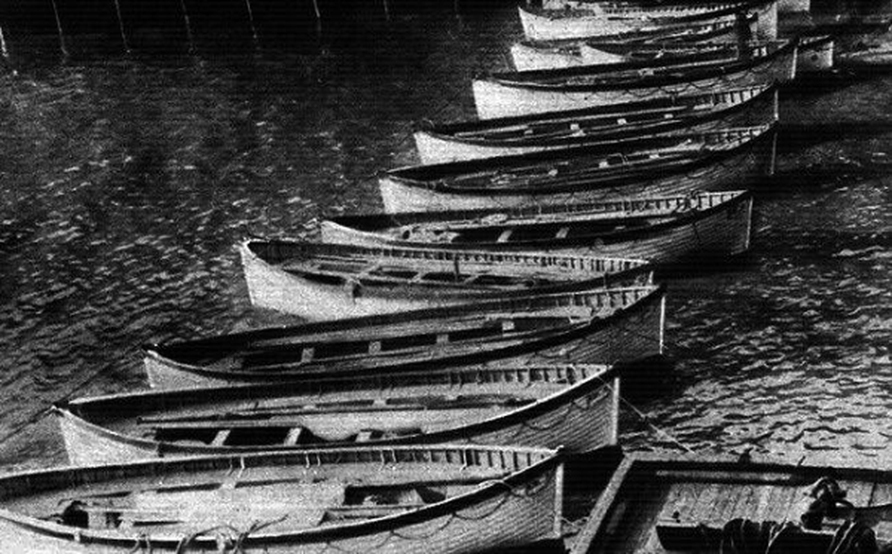 Một đợt diễn tập cứu hộ bằng xuồng cứu sinh đã được huy động vào những ngày đầu tiên khởi hành của con tàu trước khi nó va phải băng trôi, nhưng toàn bộ kế hoạch đã bị hủy bỏ theo lệnh của thuyền trưởng. 