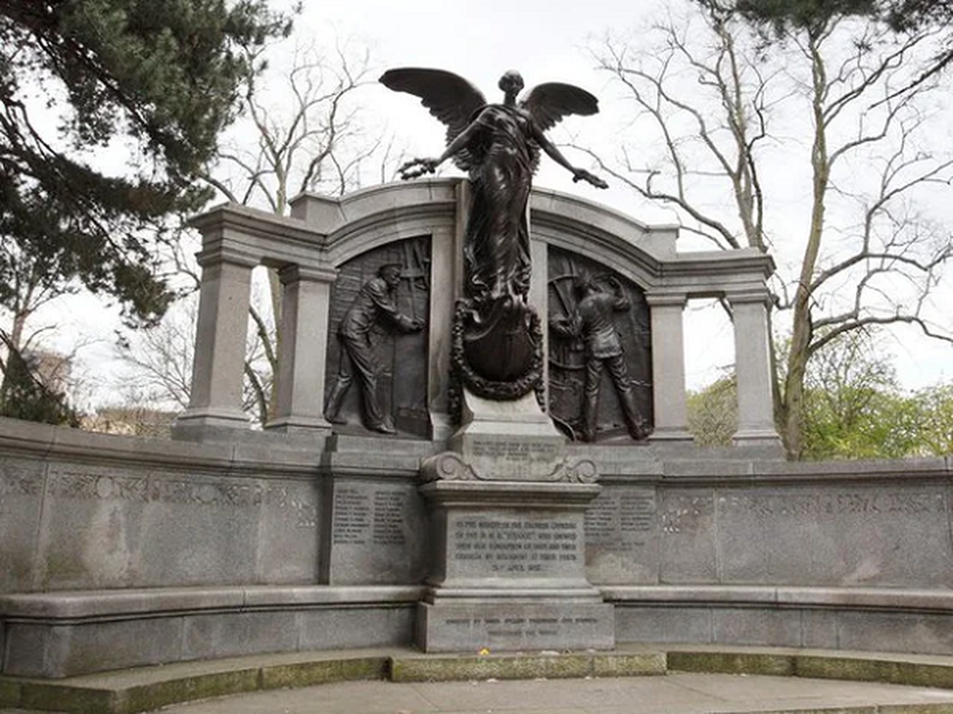 Đèn của tàu Titanic chỉ tắt khi con tàu đã chìm xuống làn nước lạnh lẽo hoàn toàn, do những nỗ lực không mệt mỏi của các kỹ sư trên tàu, những người đã ở lại để giữ điện và máy bơm hoạt động trong khi tàu chìm. Không ai trong số 25 kỹ sư sống sót.