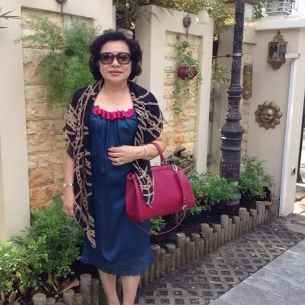 Mẹ ruột Ông Cao Thắng là nữ doanh nhân thành đạt có tiếng ở Sài Gòn. Dù là nữ cường nhân trên thương trường nhưng trong cuộc sống gia đình, bà sống giản dị và hết lòng vì con cái.