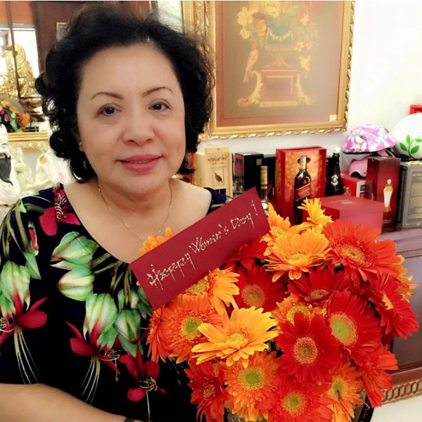 Trái ngược với sự kín tiếng của con trai Ông Cao Thắng, con gái bà là hot girl Ông Thoại Liên lại thường xuyên chia sẻ những bức ảnh về bà trên Facebook của mình với bạn bè.